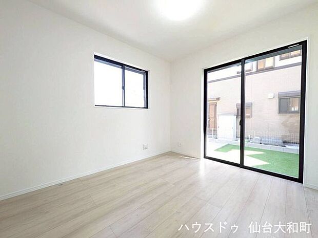 1階の洋室は家事室やお子様の遊び場に◎
