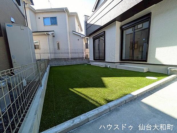 メンテナンスの手間が省ける人工芝敷+＊