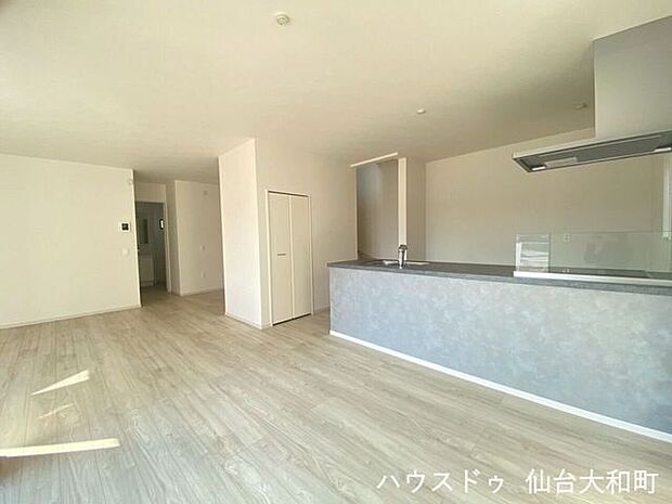 開放的なキッチンは、重厚感のあるデザイン+*