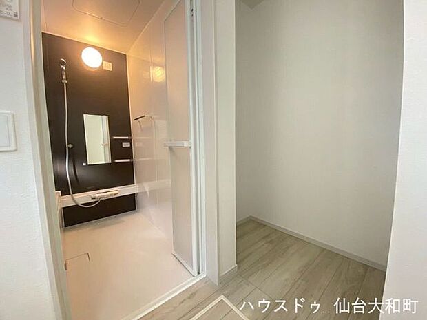 収納を置いたり、室内干しを設置することもできるユーティリティスペースあり+*