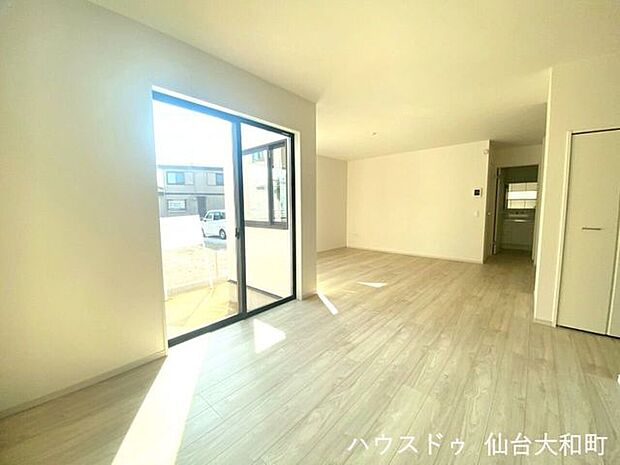 ダイニングスペースとリビングは視線がずれる設計になっているのは、来客時にもうれしいポイント+*