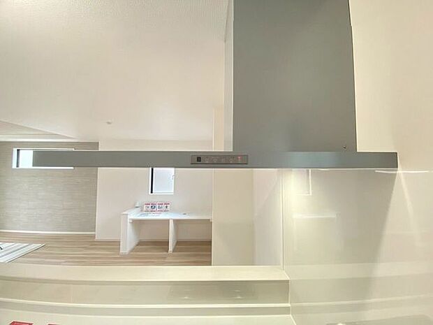 【フラットタイプレンジフード】調理グッズを置いたり、小物をかざったりと楽しむことも出るレンジフード