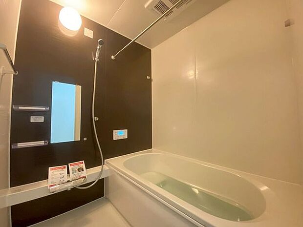 【浴室】一日の疲れをゆっくり癒す空間♪ベンチ付き浴槽は半身浴も楽しめます