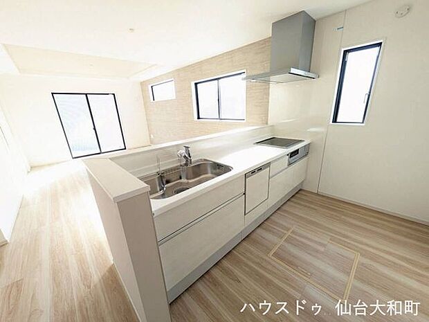 リビングが見渡せる対面式キッチン