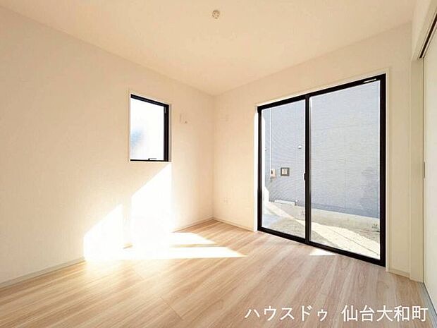 【洋室】4.5帖、リビングに隣接しているのでつなげて大空間として使うのも◎