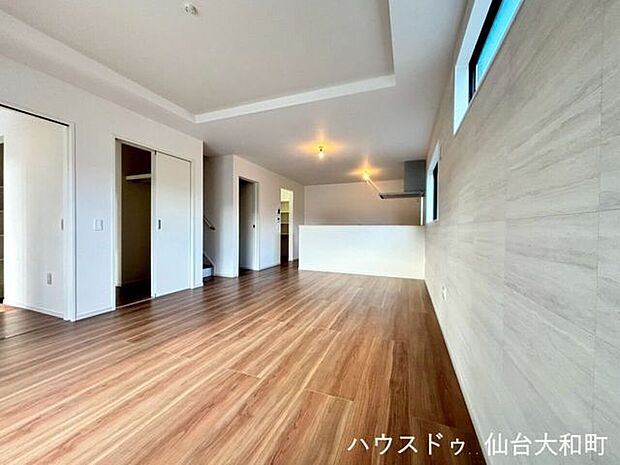 折上げ天井仕様のリビングは、空間にメリハリが生まれます+*