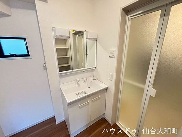 収納力と多さと使い勝手の良さが人気の、三面シャワードレッサー