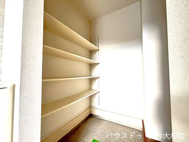 玄関から続く土間のシューズクロークは、履物だけでなくベビーカーや傘立て、ゴルフバックや釣り道具なども収納できますね♪