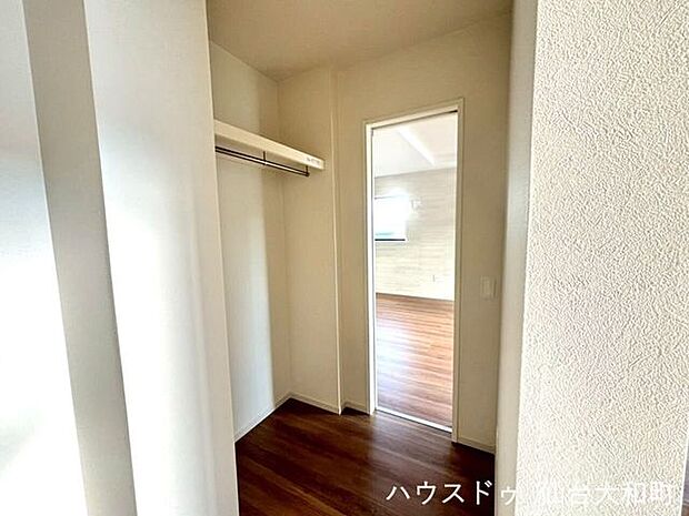 シューズクロークの隣には、リビングからも行き来できるファミリークロゼット+*制服やコートなど、毎日使うものは玄関わきでスタンバイ