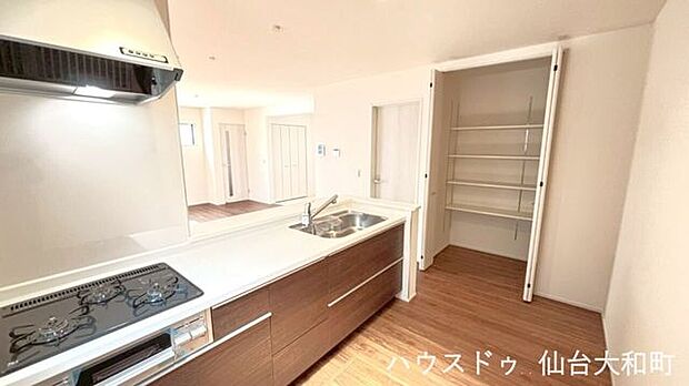 キッチン横に大容量のパントリーを備え、まとめ買いにも対応!