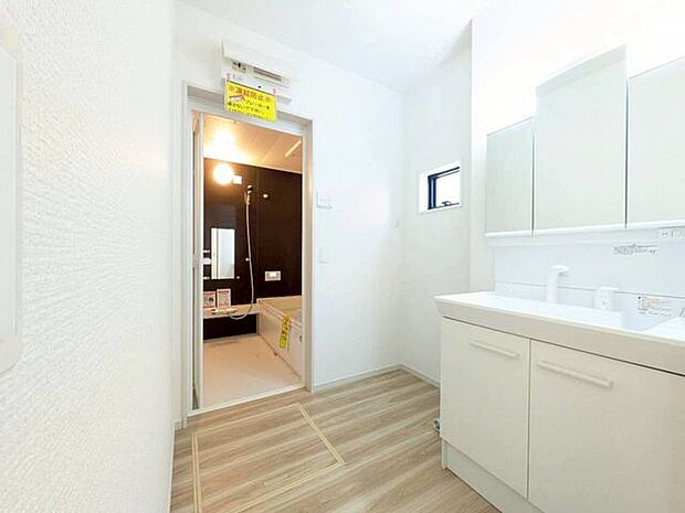 家族が並んでもゆとりのある洗面室