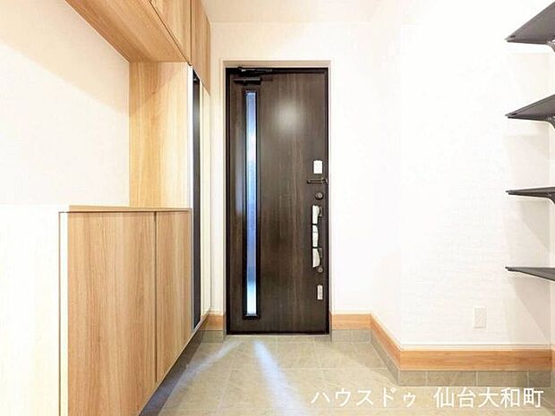 やわらかな光を取り込む、採光窓付き玄関ドア