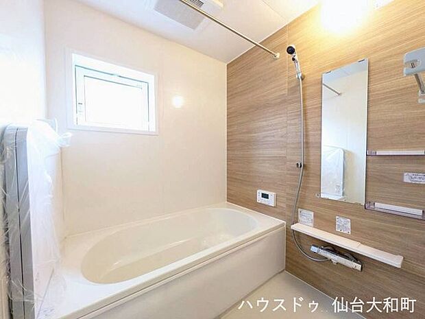 明るい日差しが入る窓付きの浴室