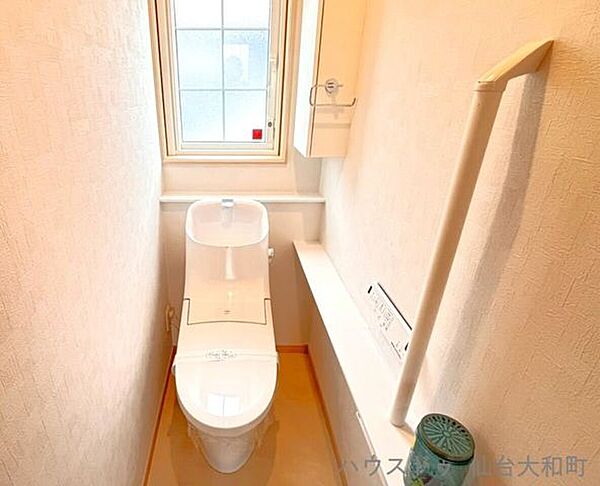窓を設けたトイレは、通風・採光に配慮した快適な空間です