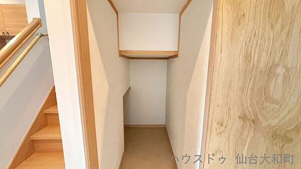 階段脇に便利な収納スペースあり