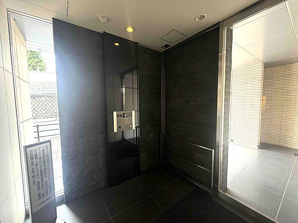 不審者や勧誘員などが建物内に立ち入るのを防いでくれるオートロック付き