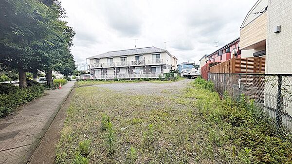 第一種低層住居専用地域ですので、近隣も含め高い建物の建築が出来ないエリアになります。住環境重視でお考えのお客様にはピッタリではないでしょうか？