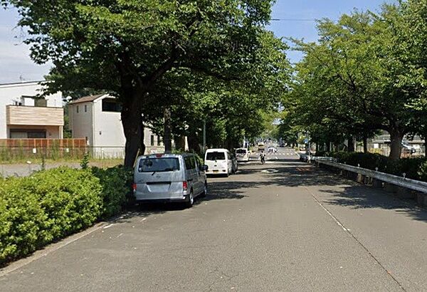 春にはさくらの花満開の絶景ポイントになります。広い道路ですが思ったより通行量は少ない環境です。建物の想いのプランをお聞かせ下さい。ハウスメーカーのご紹介もできます。お気軽にご連絡を下さい。