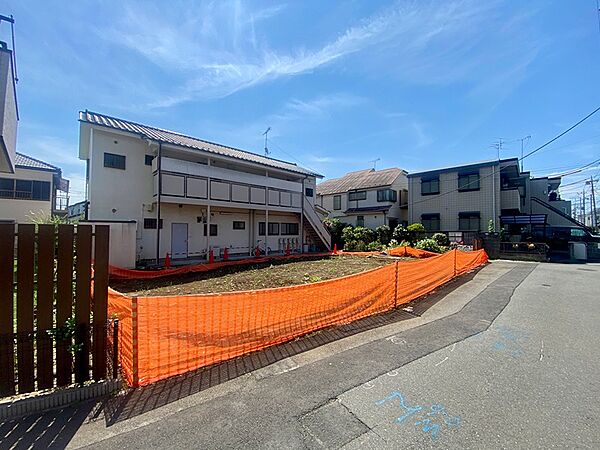 更地となった敷地は、これからの住まいづくりに無限の可能性を秘めています。青空が広がる現地で、理想のプランを始めてみませんか。