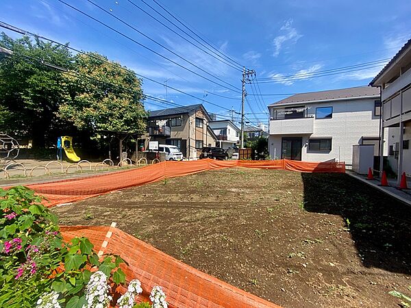陽当たり良好な建築用地です。隣接する公園の緑を望む、開放的なロケーションで新生活を始めてみませんか。