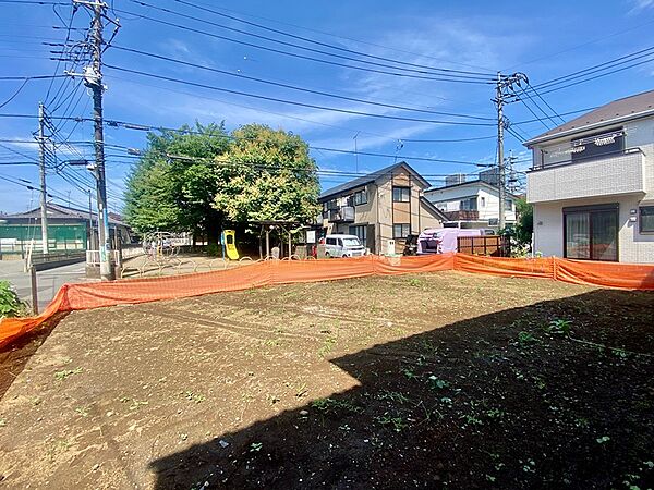 前面に公園が広がる閑静な住宅街。青空の下、明るい日差しが差し込む開放的な立地です。穏やかな環境で新生活を始めてみませんか。