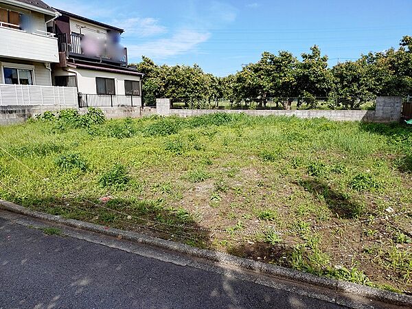 夢を形にする更地物件。閑静な住宅街に位置し、多様なプランニングが可能です。建築条件なし、理想の住まいを実現しませんか。