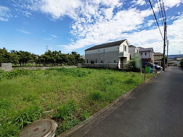 広々とした敷地で、思い描く理想のマイホームを実現しませんか。穏やかな住環境が魅力です。