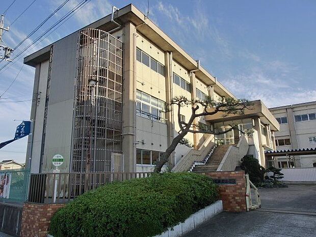 中島小学校 950m