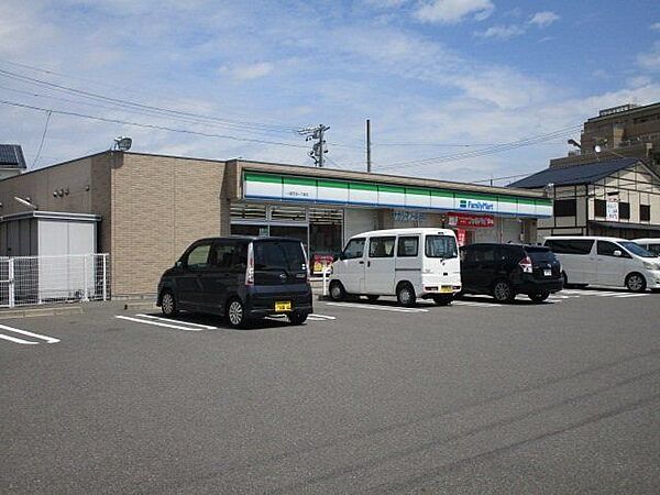 ファミリーマート 一宮花池一丁目店 550m