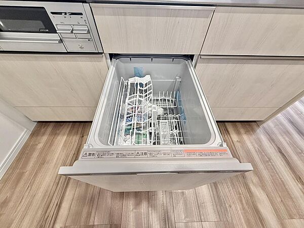 食後の片付けを時短できる便利な食器洗い乾燥機付きです。家事の負担を軽減し、ゆとりの時間を生み出します。