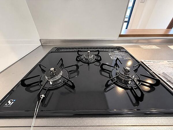 同時に複数の調理が可能な三口ガスコンロを採用し、効率よく料理ができ、毎日の家事が捗ります。