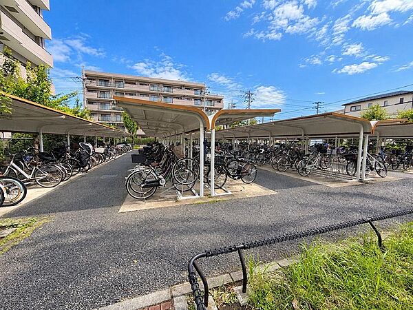 屋根付きの駐輪場を完備！雨の日にも自転車が濡れにくく、毎日の通勤・通学にも便利です♪ゆとりのあるスペースで、自転車の出し入れもしやすい駐輪場です。