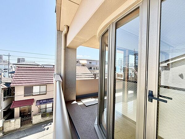 アーチ状になっているので、奥までバルコニーが広がっており開放的です。