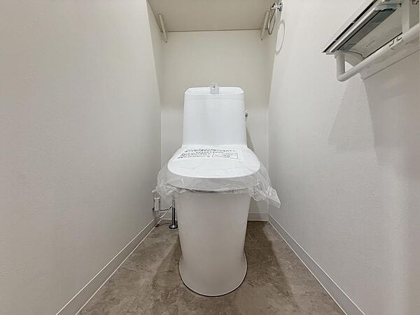 ウォシュレット付きの水洗トイレとなっております。