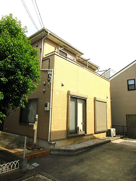 陽当たりの良い立地で、外観からも明るさが伝わる住まいです
