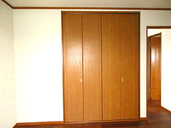衣類をすっきり収納できるクローゼット。