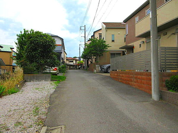前面道路は落ち着いた環境で、安心して暮らせる住環境