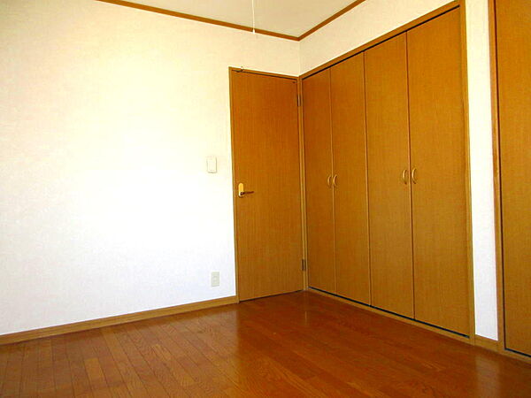 落ち着いた寝室です