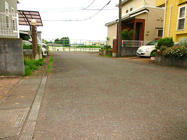 前面道路は約6mと広く、開放感のある住環境