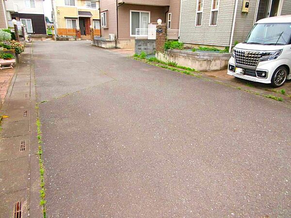 前面道路は約6mとゆとりがあり、車の出し入れがしやすい立地
