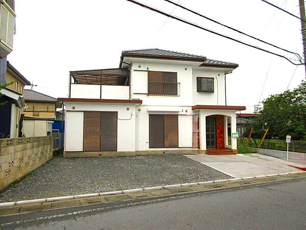 手入れの行き届いた外観が魅力で、住まいとしての安心感を感じられる