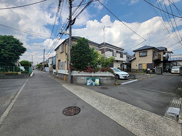 周辺は交通量の少ない生活道路です。