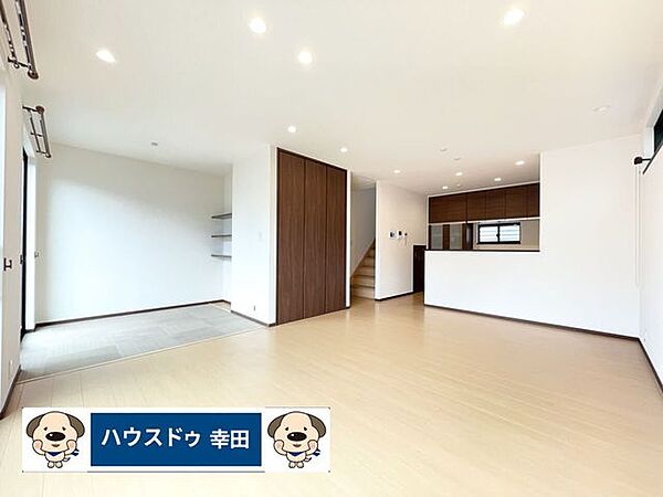 スマート和室付きリビング。続き間で約19帖の広さになります。都市ガス床暖房付き！暖房面積を調整可能な仕様です。