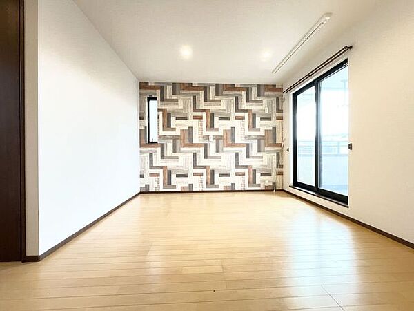 2階の主寝室は約8帖＋ウォークインクローゼット＋デスクカウンターペースあり。奥様のドレッサーコーナーやワーキングスペースとしても活躍しそうです。