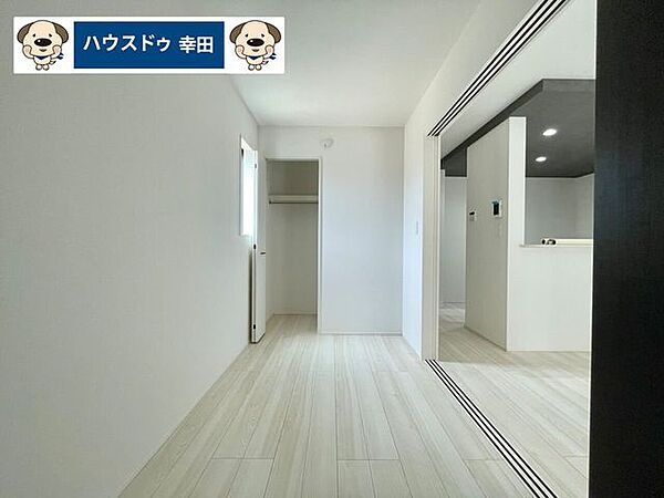 4帖の納戸は、リビングの続き間としてもお使いいただけます。お子様がいる方には、お昼寝や遊び場としてもご活用していただけます。