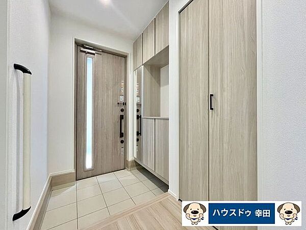 玄関にはシューズボックスの他、クローゼットが付いており外出時に使用する物の収納などにお使いいただけます。