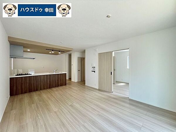 16.7帖のLDK南向き・2面採光で、日当たりがよく明るい空間になっております。