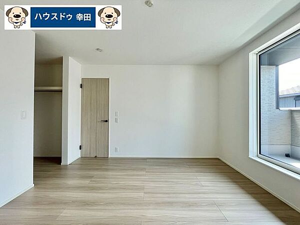 8帖の主寝室WIC付、バルコニーに面しているお部屋です