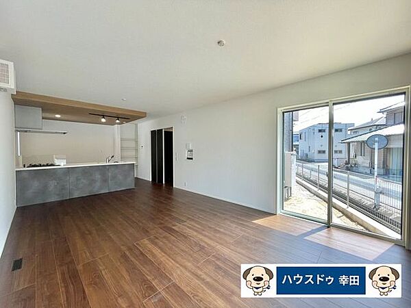 広々18帖のLDK南向き、2面採光で日当たり・通風良好です。