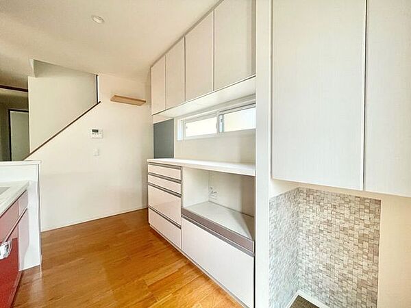 カップボードは大型のタイプが設置されています♪日常使いのもの以外にも備蓄庫としても活躍しそう♪ゴミ置き場もあります。